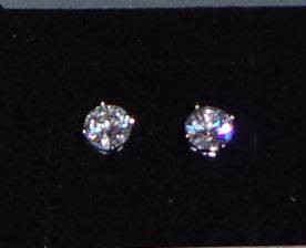 BEAUTIFUL ROUND SHAPED STUD 6MM EARRINGS (VALUE R115) - NEW