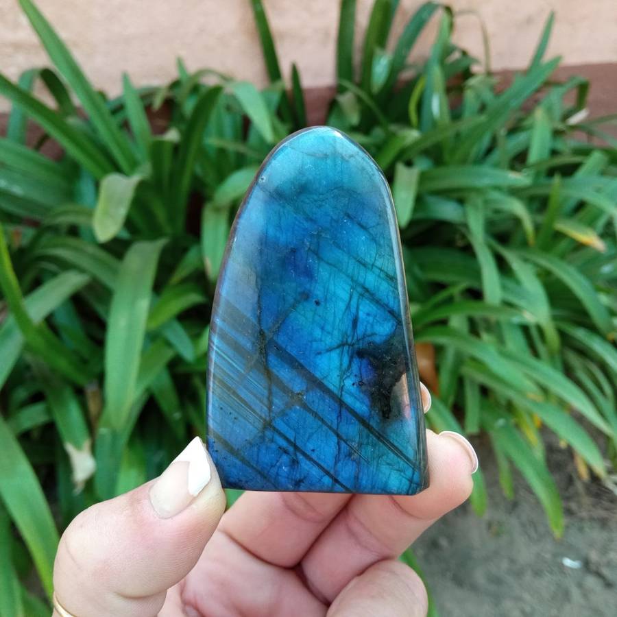 Labradorite palm stone tower - Madagascar - blue flash 130 grams 7.5 cm high