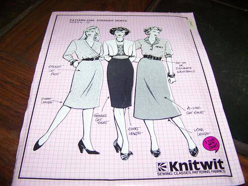 KNITWIT SEWING PATTERN 2300 - LADIES STRAIGHT SKIRTS
