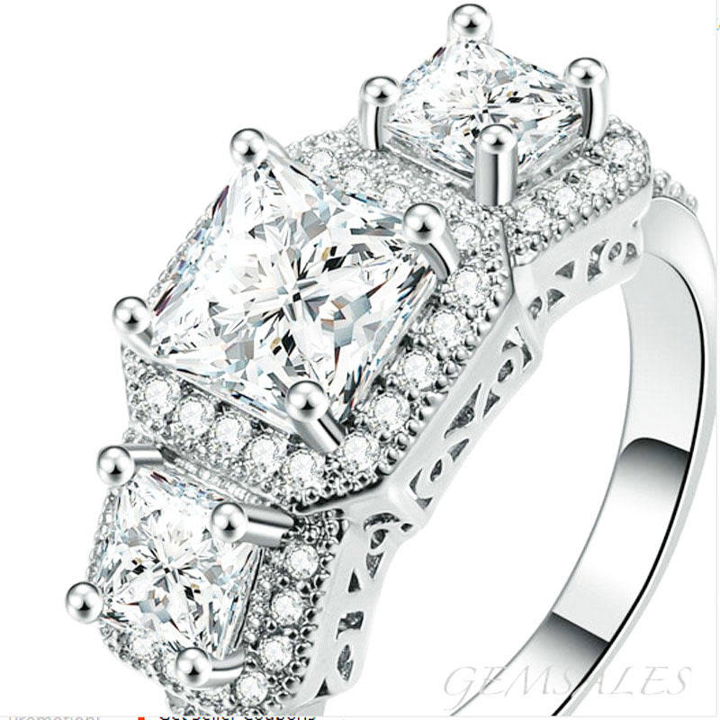 SPECTACULAR 2.00ct & 2 x 0.75ct PRINCESS CUT SIM DIAMOND RING *18KGP*  SIZE  6  - M - 52mm