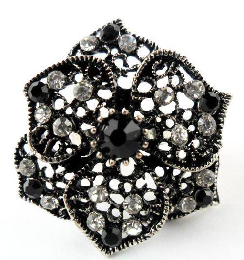 Lovely Lady's Dress Ring !