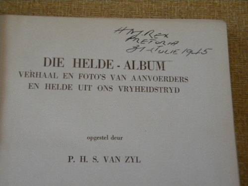 DIE HELDE - ALBUM VAN ONS VRYHEIDSTRYD  deur P.H.S. van Zyl  (Verhaal en foto's)  (J)