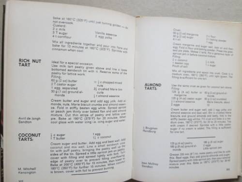 THE HOUSEWIVES` LEAGUE / DIE HUISVROUE LIGA  COOKERY BOOK