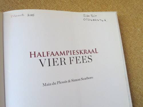 HALFAAMPIESKRAAL VIER FEES  deur Maia du Plessis and Simon Scarboro