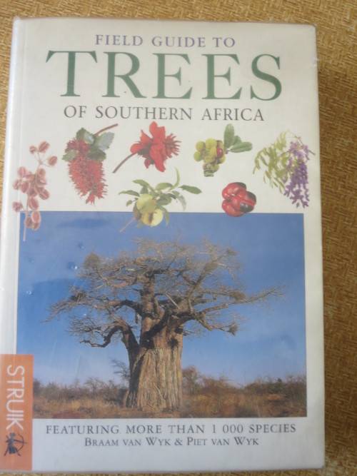 FIELD GUIDE TO TREES OF SOUTHERN AFRICA  by Braam v Wyk & Piet v Wyk