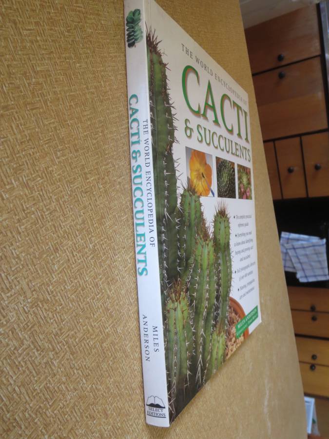 THE WORLD ENCYCLOPEDIA OF CACTI & SUCCULENTS  by Miles Anderson  Consultant: Terry Hewitt