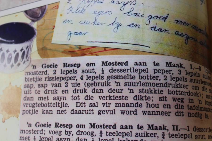 UIT OUMA SE UITSETKIS deur Nico Moolman. (Resepte, kultuur en verlange)