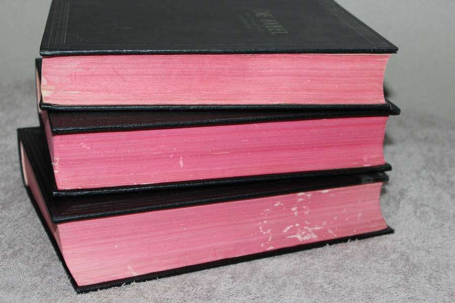 DIE BYBEL MET VERKLARENDE AANTEKENINGE IN DRIE VOLUMES