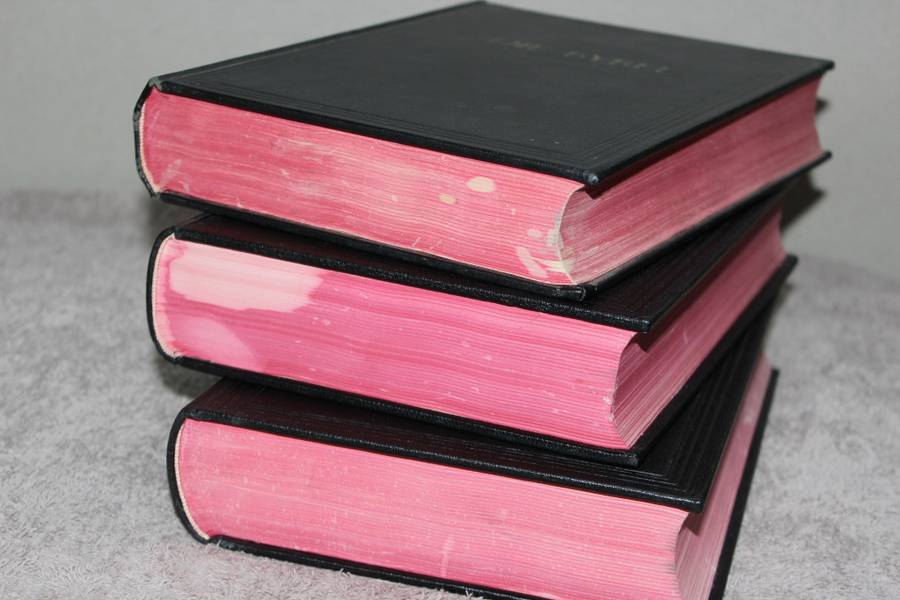 DIE BYBEL MET VERKLARENDE AANTEKENINGE IN DRIE VOLUMES