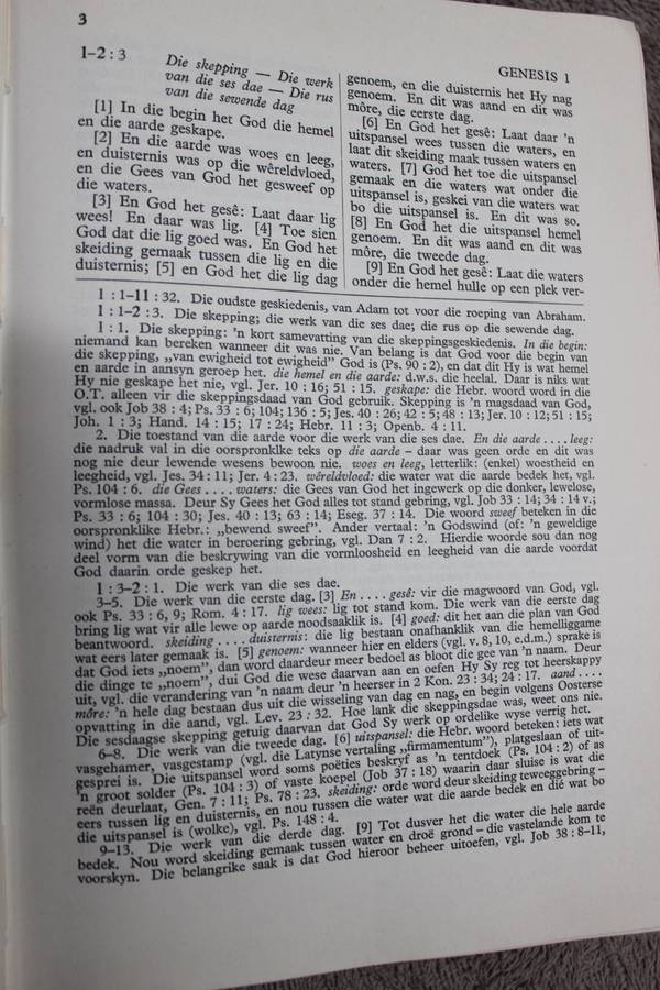 DIE BYBEL MET VERKLARENDE AANTEKENINGE IN DRIE VOLUMES
