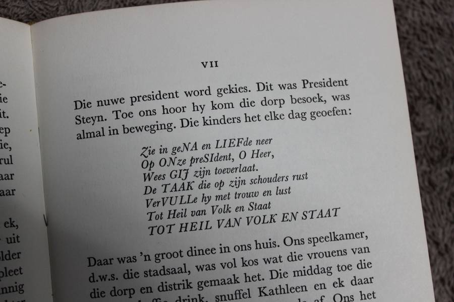 DIE 16e KOPPIE EN KERSSNUITSELS  Twee hardebande deur Petronella van Heerden