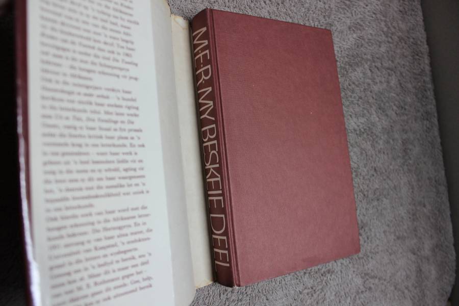 TWEE HARDEBANDE: M.E.R. 100 EN MY BESKEIE DEEL M.E.R. `n Outobiografiese Vertellings