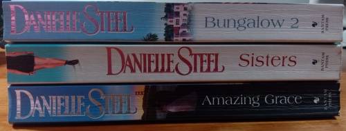 Danielle Steel book set- Amazing grace,Bungalow 2 and Sisters