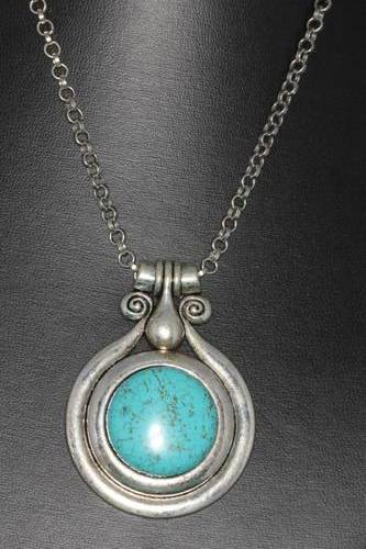 Fashion Jewelry: Curbed Chain Necklace With Pendant and Aqua stone