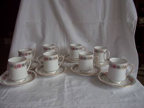 8 Lovely Paragon Belinda cup and saucer duos for 1 bid