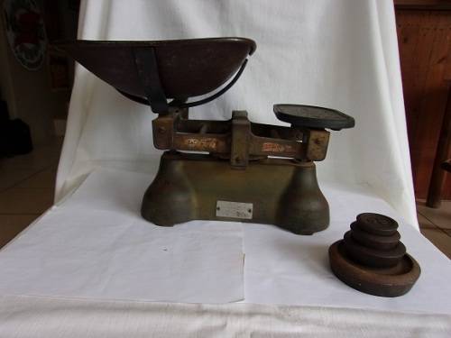 Vintage W&T Avery balance scale and 4 lb weights