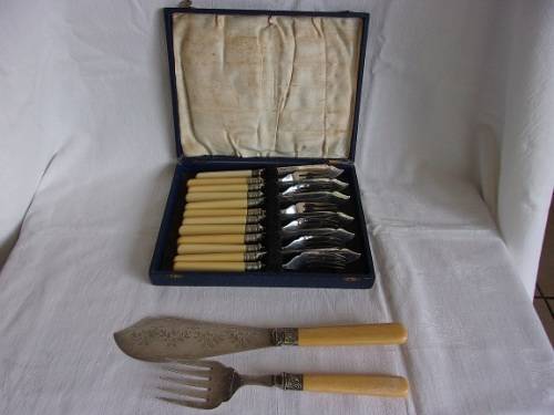 Antique boxed set of 6 plated bone handled fish knives & forks and separate fish servers