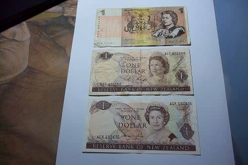 1 Queen Elizabeth 11 Australia One Dollar & 2 New Zealand One Dollar banknotes for 1 bid