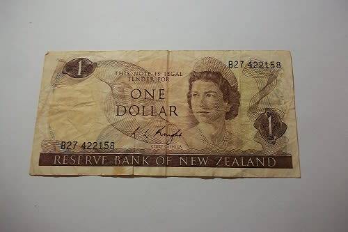 1 Queen Elizabeth 11 Australia One Dollar & 2 New Zealand One Dollar banknotes for 1 bid