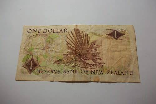 1 Queen Elizabeth 11 Australia One Dollar & 2 New Zealand One Dollar banknotes for 1 bid
