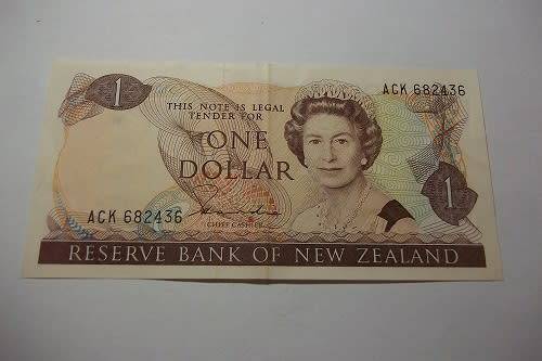 1 Queen Elizabeth 11 Australia One Dollar & 2 New Zealand One Dollar banknotes for 1 bid