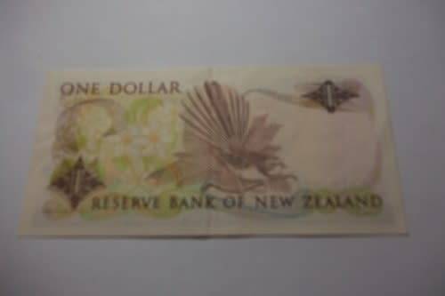 1 Queen Elizabeth 11 Australia One Dollar & 2 New Zealand One Dollar banknotes for 1 bid
