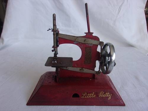 Vintage Straco red "Little Betty" toy sewing machine - W2