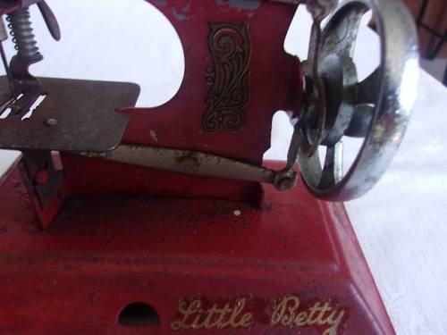 Vintage Straco red "Little Betty" toy sewing machine - W2