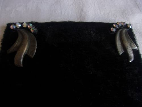 Large lot of vintage women`s and mens costume jewellery for 1 bid