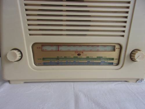 Vintage Ferguson ivory bakelite table valve radio - not tested