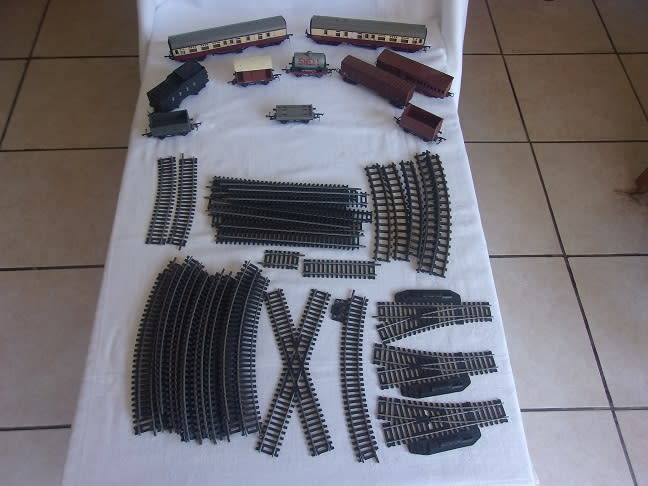 Large lot of HO/ OO gauge model railway accessories for 1 bid