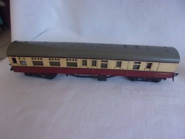 Large lot of HO/ OO gauge model railway accessories for 1 bid