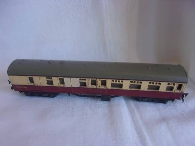 Large lot of HO/ OO gauge model railway accessories for 1 bid
