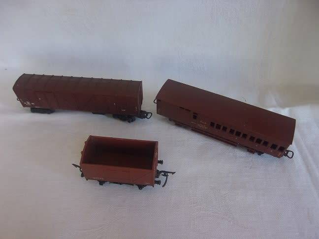 Large lot of HO/ OO gauge model railway accessories for 1 bid