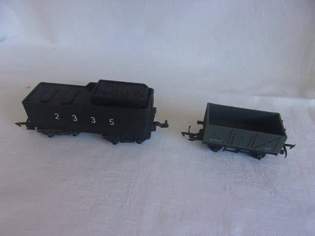 Large lot of HO/ OO gauge model railway accessories for 1 bid