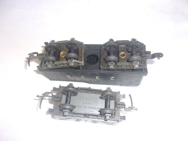 Large lot of HO/ OO gauge model railway accessories for 1 bid