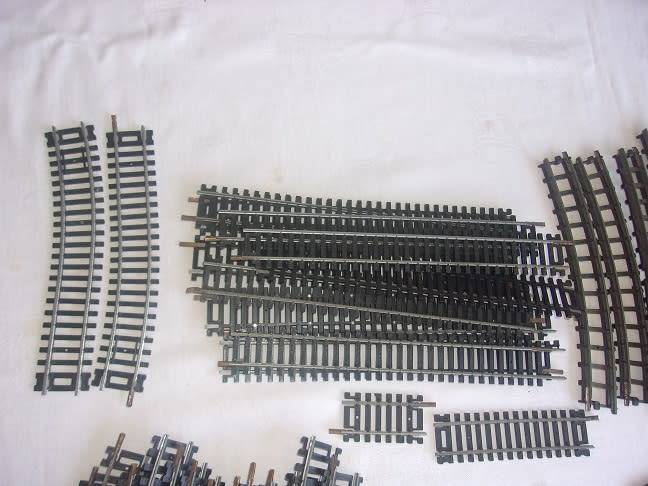 Large lot of HO/ OO gauge model railway accessories for 1 bid