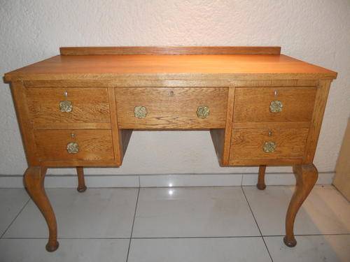 Lovely early 20th century solid oak dresser with Queen Anne style cabriole legs.