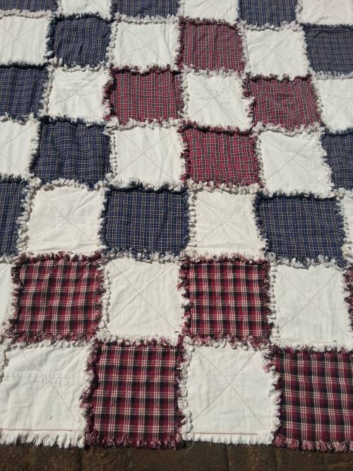 GORGEOUS TRADITIONAL RAG QUILT/THROW - 150 CM X 190 CM