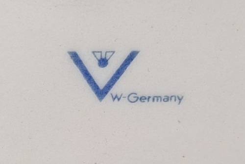 Goebel Hummel `Little Cellist` 89/1 TMK3 Eyes Open