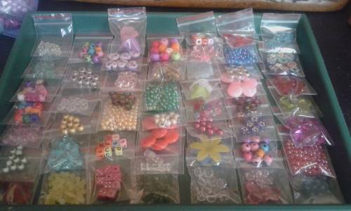 50pkts assorted acrylic goodies plus 40pkts of assorted seedbeads(bidding  on 90pkts all on photos)