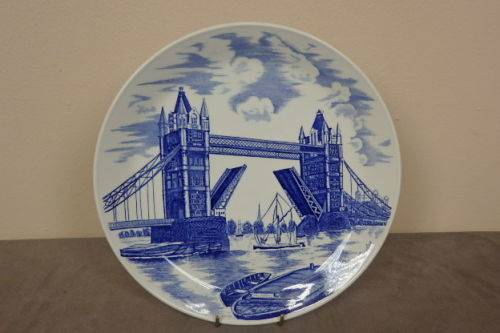 A FANTASTIC "CLASSIC" ENGLISH MADE JOHNSON BROTHERS (BLUE AND WHITE) TOWER BRIDGE PORCELAIN PLATE