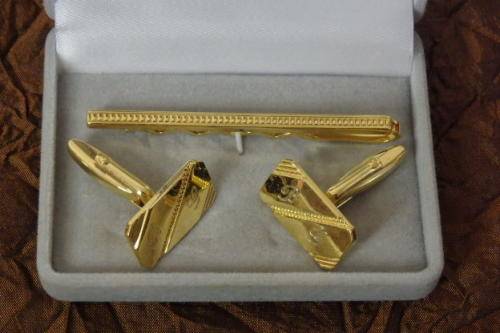 A STUNNING (BOXED) SET OF "MODERN" GENTS GOLD PLATED CUFF LINKS WITH MATCHING TIE PIN