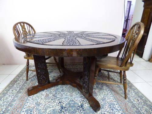 ASTRIKING, SOLID AND HEAVY PINE CARVED DINING ROOM TABLE. PERFECT IN FORMAL/INFORMAL DINING AREAS