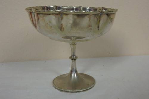 A GORGEOUS VINTAGE "EPNS" SILVER PLATED STEMMED BOWL WITH ELEGANT DETAILING AROUND IT
