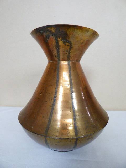 A GORGEOUS VINTAGE SOLID COPPER VASE. BEAUTIFUL AS A CENTRE PIECE ON DISPLAY!!