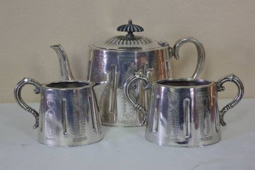 A STUNNING VINTAGE EPNS SILVER PLATED ENGRAVED TEA SERVICE INCLUDING THE MILK JUG AND SUGAR BOWL