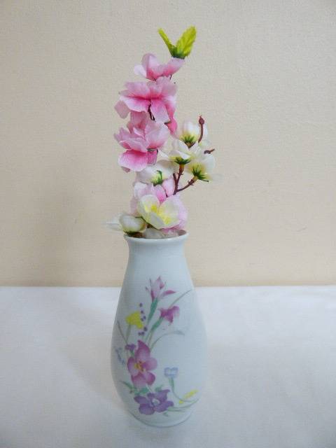 A LOVELY PORCELAIN FLOWER VASE. GORGEOUS ON ITS OWN OR WITH FLOWERS!!