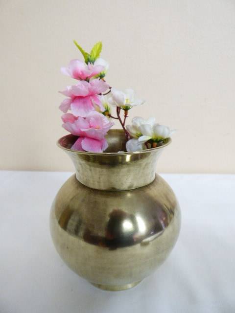 A GORGEOUS VINTAGE SOLID BRASS VASE. BEAUTIFUL AS A CENTRE PIECE ON DISPLAY!!