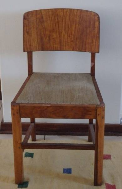 WOW! A STUNNING VINTAGE TEAK OCCASIONAL/ DINING CHAIR. GORGEOUS IN ANY LIVING AREA!!
